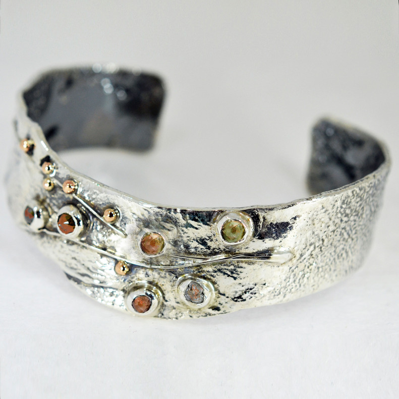 Set with songea sapphires, raw and faceted Set with songea sapphires, raw and faceted