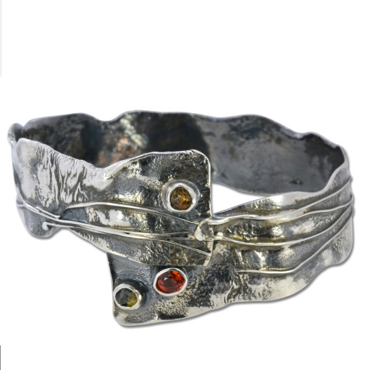 Set with Songea sapphires. faceted and raw. Set with Songea sapphires. faceted and raw.